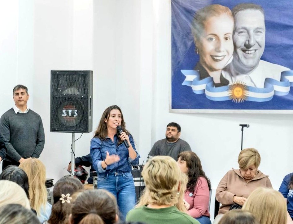 FlopezPrensa's tweet photo. #CGT | En La Rioja, la sdora @Florelop participó del acto por el natalicio de Evita junto a compañeras peronistas ✌️
🗣 “Hoy más que nunca, frente al ajuste y la pérdida de derechos, el legado de Evita nos marca el camino: defender al pueblo y la justicia social”, expresó López https://t.co/wGX8Y1Gpfq