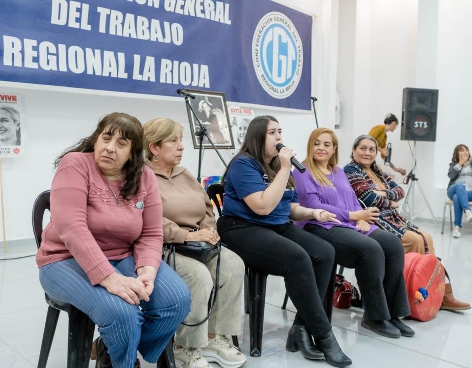 FlopezPrensa's tweet photo. #CGT | En La Rioja, la sdora @Florelop participó del acto por el natalicio de Evita junto a compañeras peronistas ✌️
🗣 “Hoy más que nunca, frente al ajuste y la pérdida de derechos, el legado de Evita nos marca el camino: defender al pueblo y la justicia social”, expresó López https://t.co/wGX8Y1Gpfq