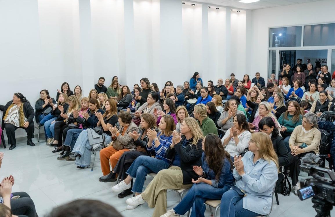 FlopezPrensa's tweet photo. #CGT | En La Rioja, la sdora @Florelop participó del acto por el natalicio de Evita junto a compañeras peronistas ✌️
🗣 “Hoy más que nunca, frente al ajuste y la pérdida de derechos, el legado de Evita nos marca el camino: defender al pueblo y la justicia social”, expresó López https://t.co/wGX8Y1Gpfq