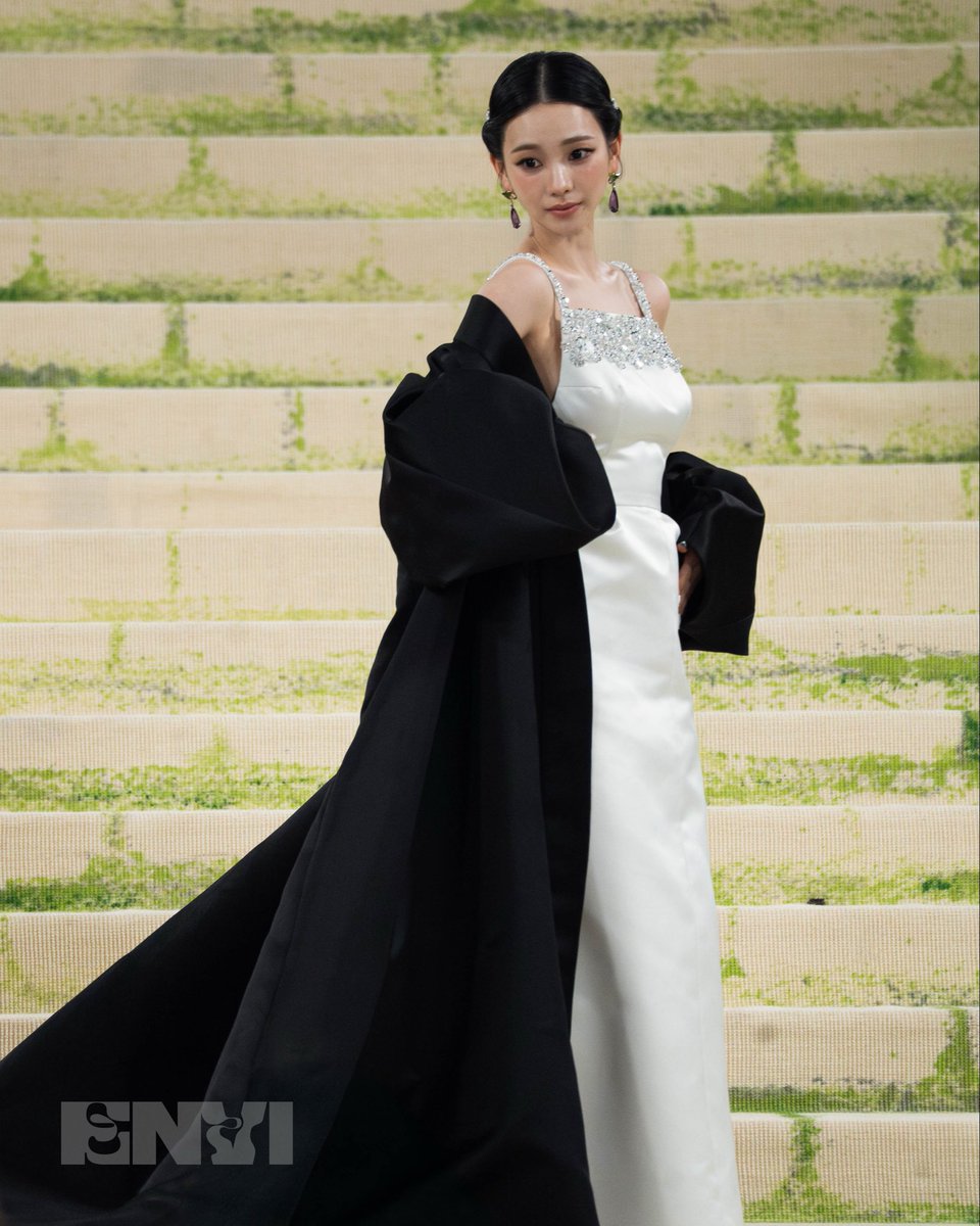 rhymeswitheve's tweet photo. aespas karina looking incredibly regal at the met gala for @envimediaco 

@aespapic @aespa_official @karinaspics #aespa #KARINA #카리나 
#MetGala https://t.co/KNf0z58vzs