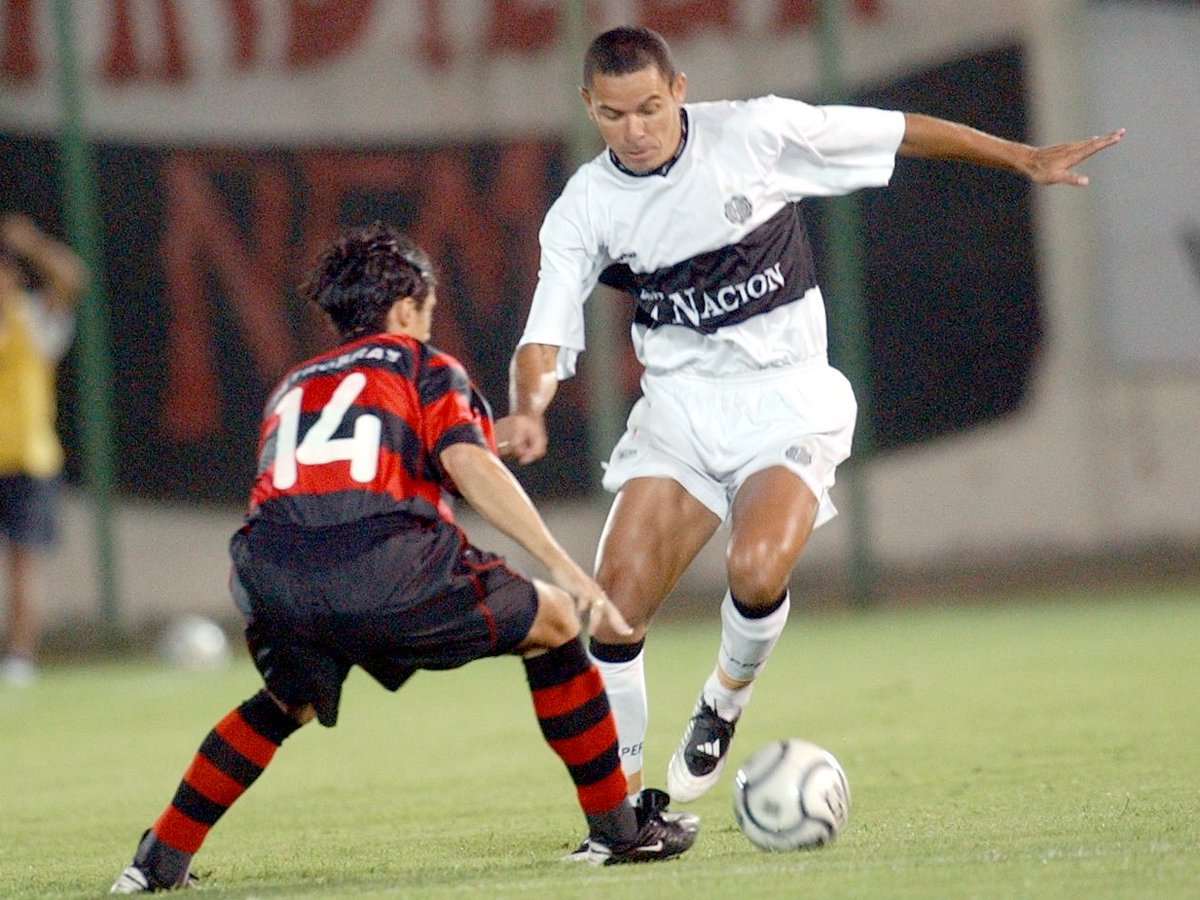 gunevesduarte's tweet photo. Em 2001, pela Mercosul 🥰, o Flamengo venceu o Olímpia no RJ pela Fase de Grupos por WO. A FIFA havia suspendido os paraguaios de competições internacionais por uso da justiça comum por razões desportivas. O clube foi liberado à tempo do jogo de volta: Fla 2-0, com reservas. 🔴⚫️ https://t.co/L24ugh2mgW