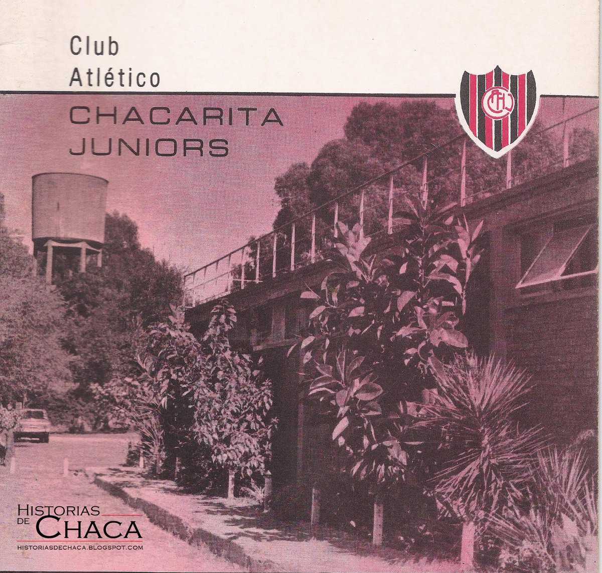 CulturaCAChJrs's tweet photo. 📆 #UnDíaComoHoy | 7/5/1975 🖤🤍❤️

Chacarita Juniors firmaba las escrituras definitivas del Polideportivo de San Andrés, uno de los mayores hitos patrimoniales del Club.

🏟️ Se adquirieron 9 hectáreas (ex Colegio Champagnat) gracias a los fondos del pase de Daniel Carnevali 
👉 https://t.co/3vFqH3UQzg