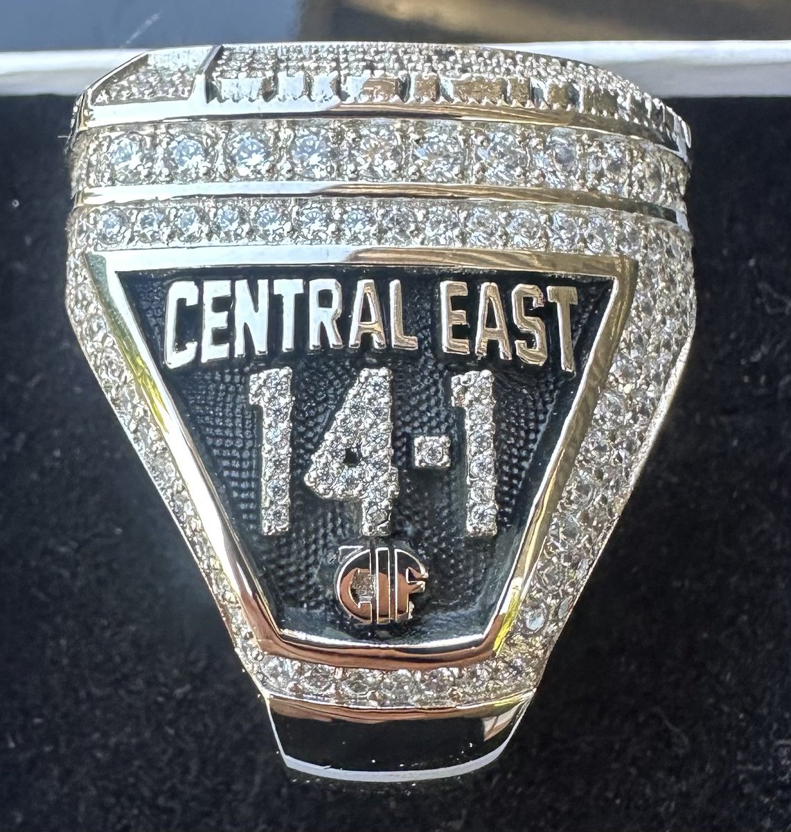 CoachLea's tweet photo. State championship rings came in. Very appreciative to all who contributed on such an amazing season. New year, same vision to the top. 💍 🏈 https://t.co/LsN7Gqlsfi