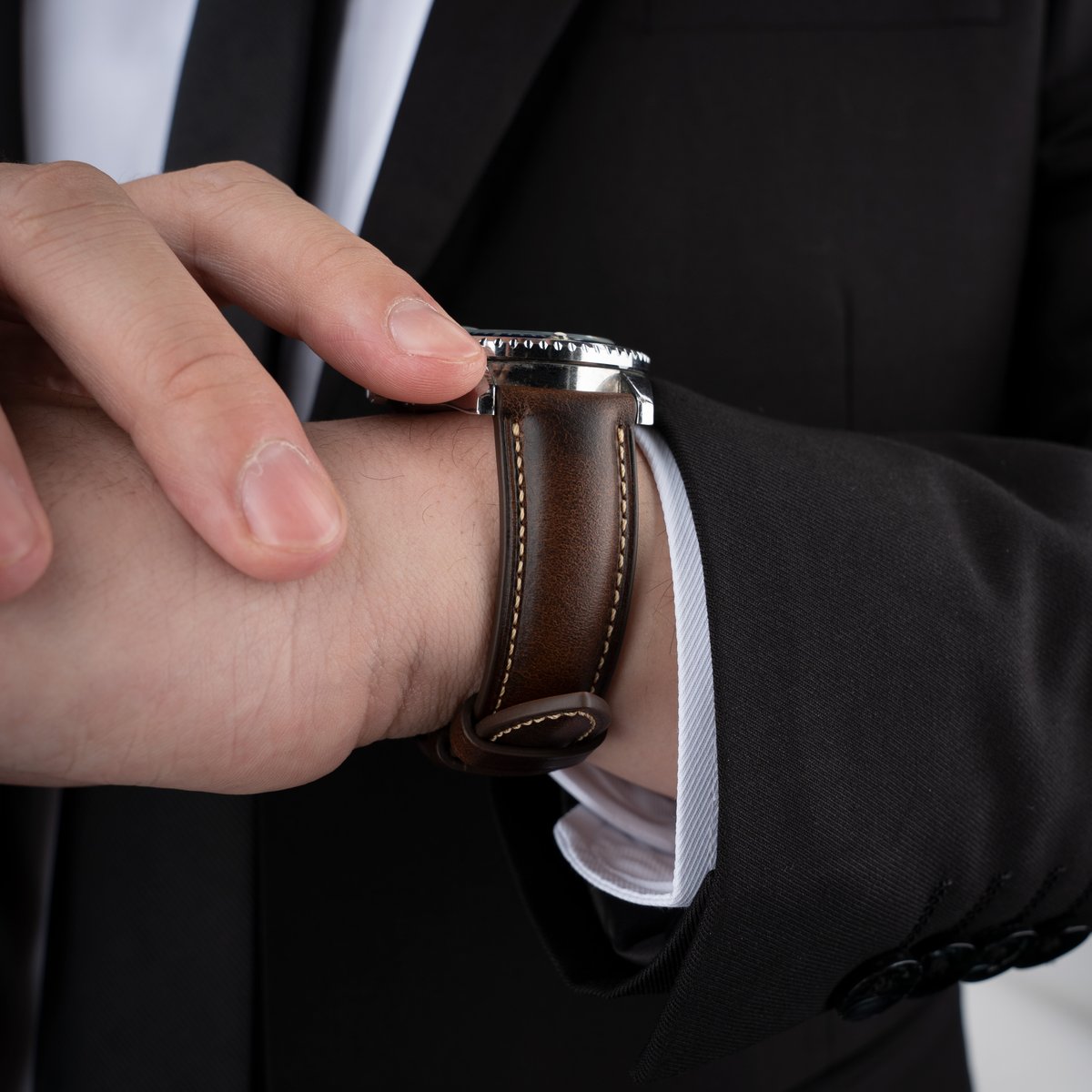 zhenhao888's tweet photo. Gomvadr Leather watch band. Elevate your style with the timeless elegance of a brown vintage leather watch band. Sophistication in every detail.
#wristwatch #watchlovers #watches #watchcollector #instawatch #watchoftheday #watchnerd #watchmania #timepiece #watch https://t.co/4SKFpsyGgN