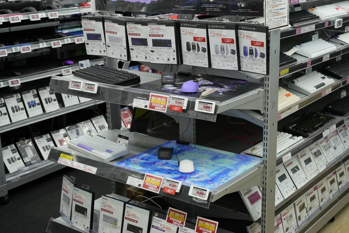 sofmap_pc_digi's tweet photo. ＼デバイサーズ必見っ！触りに来てっ！／

#CRDRAKO
KO-ONE Purple / Black / White 19,800円（税込）

【SPEED CLICK】 
ストロークと遅延を削減することで、応答速度を向上。

先端にかけて幅細に、程よいハンプ。

5/11(月) 発売予定ですっ！
#ソフマップ AKIBAパソコンデジタル館6Fにて展示中！ https://t.co/1uR9okUjNe