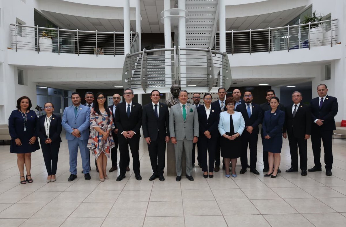 FGEGUANAJUATO's tweet photo. 🔎🤝 Fiscalía y Gobierno de Guanajuato fortalecen un solo frente en materia de desaparición de personas.

El Fiscal General del Estado, Gerardo Vázquez Alatriste, el Secretario de @segobgente, @jorgelona1, el Secretario de @finanzasgente, Héctor Salgado Banda, Francisco Javier Juárez León, Comisionado de Atención Integral a Víctimas y Héctor Alonso Díaz Ezquerra, Titular de la Comisión Estatal de Búsqueda instalaron la Mesa Técnica Permanente de Transición y Cumplimiento a la Reforma en Materia de Desaparición, consolidando una estrategia conjunta para garantizar búsqueda, verdad y justicia para las familias.

“Detrás de cada expediente hay personas que esperan certeza, y nuestra misión es que las instituciones trabajen unidas, sin divisiones, para darles esa respuesta”.

Esta estrategia contempla:
✔️ Tecnología inteligente para compartir información en tiempo real
✔️ Investigación científica y trabajo de campo más ágil
✔️ Recursos y coordinación institucional sin obstáculos burocráticos

Guanajuato avanza con herramientas innovadoras como la plataforma de Alertamiento Nacional desarrollada por la Agencia de Investigación Criminal, fortaleciendo la búsqueda inmediata de personas.

Más que cumplir una ley, se trata de un compromiso humanista con las familias y colectivos que buscan verdad y justicia