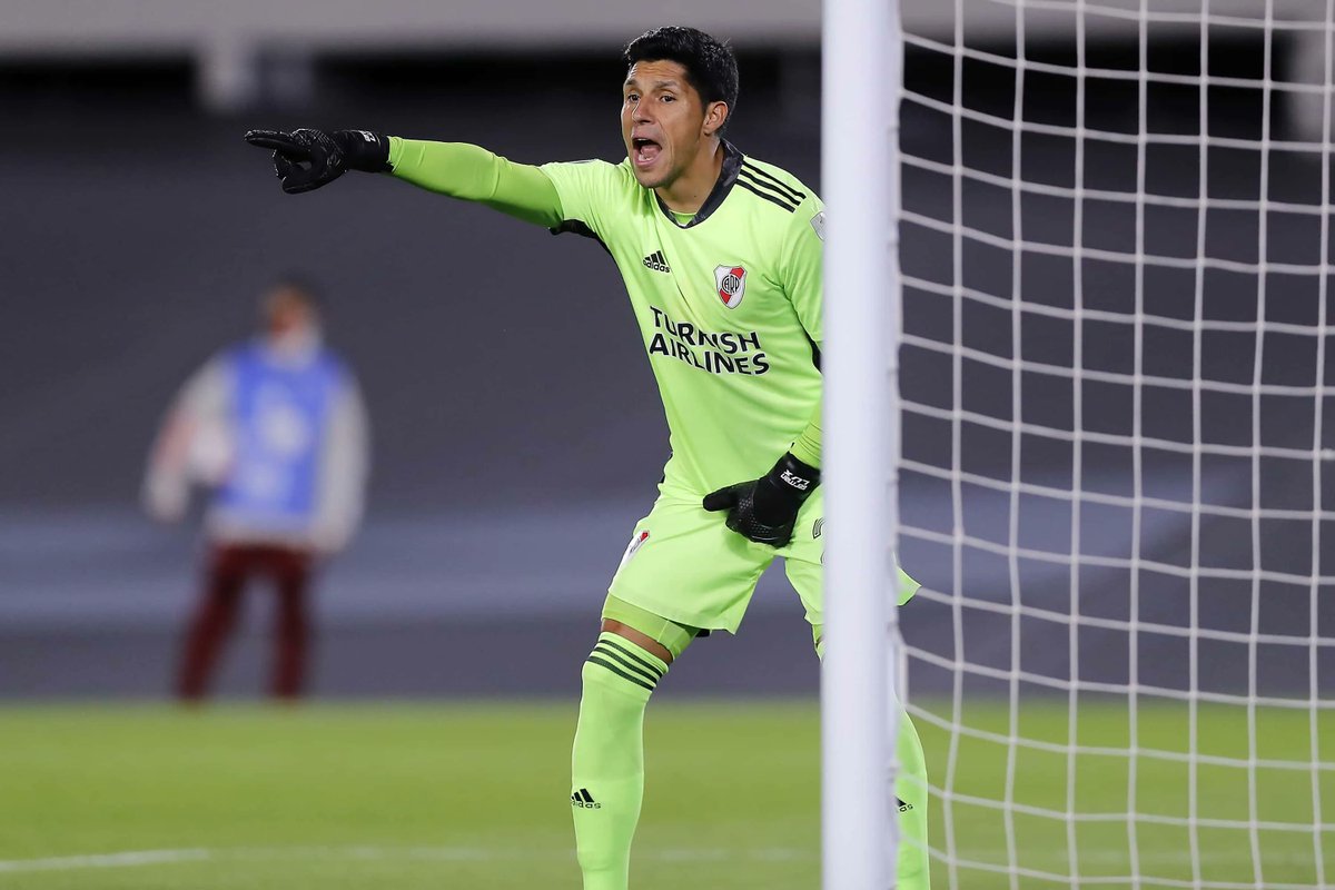 🔙 19/05/2021: LA ÚLTIMA VEZ QUE UN JUGADOR DE CAMPO DE RIVER TUVO QUE IR AL ARCO

5 años atrás, Enzo Pérez disputó los 90 minutos bajo los tres palos frente a Ind. Santa Fe por #CopaLibertadores por el brote de covid que sacudió al plantel. Esta noche, frente a Carababo, Matías