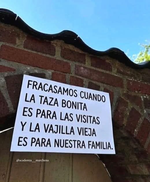 La vajilla bonita se utiliza diariamente en casa.