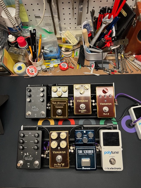 Providence_JPN's tweet photo. ギタリスト トモ藤田氏にもProvidenceケーブルをご愛用いただいております。
リニューアルされたパッチケーブルについてコメントをいただきました。

“リニューアルされたパッチケーブルは、小さいボードでもうまく組み込めました。このような細かいお心遣いが嬉しいです！”さらに、“新しいパッチケーブルはプラグもコンパクトで使いやすく、ボードにもピッタリ収まりました。”

限られたスペースでも無理なくレイアウトできる取り回しの良さと、安心の日本製は現場目線の使いやすさ。
Providenceならではの細やかな設計を、実際にプロの現場でも実感していただいています。

#パッチケーブル #エフェクターボード #ギター #ギタリスト #トモ藤田