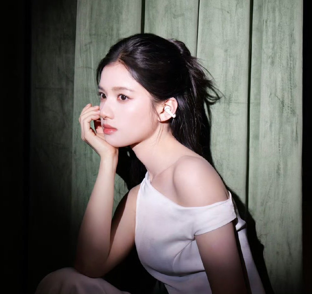 I love these photos 💕 I just realized she has never made a theatre related photoshoot, kinda wanna see one now