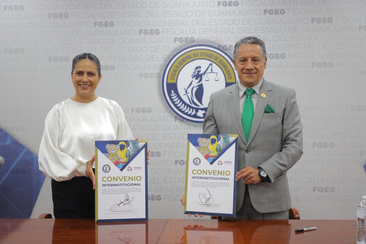 FGEGUANAJUATO's tweet photo. “Queremos que la justicia y la responsabilidad social caminen juntas”.

Con esta convicción, el Fiscal General del Estado, Gerardo Vázquez Alatriste, firmó un Convenio de Colaboración Interinstitucional con la Asociación de Lucha Contra el Cáncer en Niños, A.C. (ALUCCA), para fortalecer acciones de reciclaje y generar mecanismos de apoyo en favor de niñas, niños y adolescentes diagnosticados con cáncer. ⚖️💛

Este acuerdo representa mucho más que una firma institucional; simboliza la unión de esfuerzos, empatía y compromiso social para acompañar a las familias que enfrentan una de las batallas más difíciles de la vida.

Durante el encuentro, Nashelly Salazar Gutiérrez compartió que lleva 18 años luchando contra el cáncer infantil a través de ALUCCA, recordando que cada tapa recolectada representa esperanza, vida y una oportunidad para continuar apoyando tratamientos y brindando acompañamiento a quienes más lo necesitan.

Asimismo, agradeció la solidaridad y sensibilidad de las y los servidores públicos de la Fiscalía, quienes hicieron posible la entrega de 100 kilogramos de tapas plásticas, demostrando que las pequeñas acciones colectivas pueden transformar vidas.

El Fiscal General destacó que este esfuerzo conjunto reafirma el compromiso de construir una procuración de justicia cercana a las personas, con profundo sentido humanista y responsabilidad social.

“En Guanajuato, la procuración de justicia es humanista”, expresó Gerardo Vázquez Alatriste.

#FiscalíaGuanajuato #ALUCCA #ResponsabilidadSocial #JusticiaHumanista #UnidosPorLaNiñez