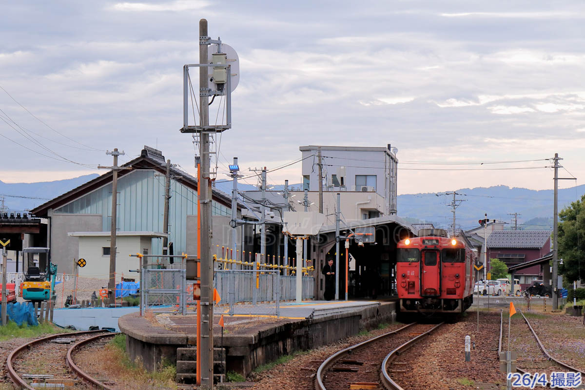 m3nisk's tweet photo. キハ40/47が停車してる氷見駅を撮りたくて

ホームの嵩上げ工事進行中

3年後の新型車両置き換え前に雰囲気変わりそう

https://t.co/wg9m2jLxYy https://t.co/o8jZ1oXBHE