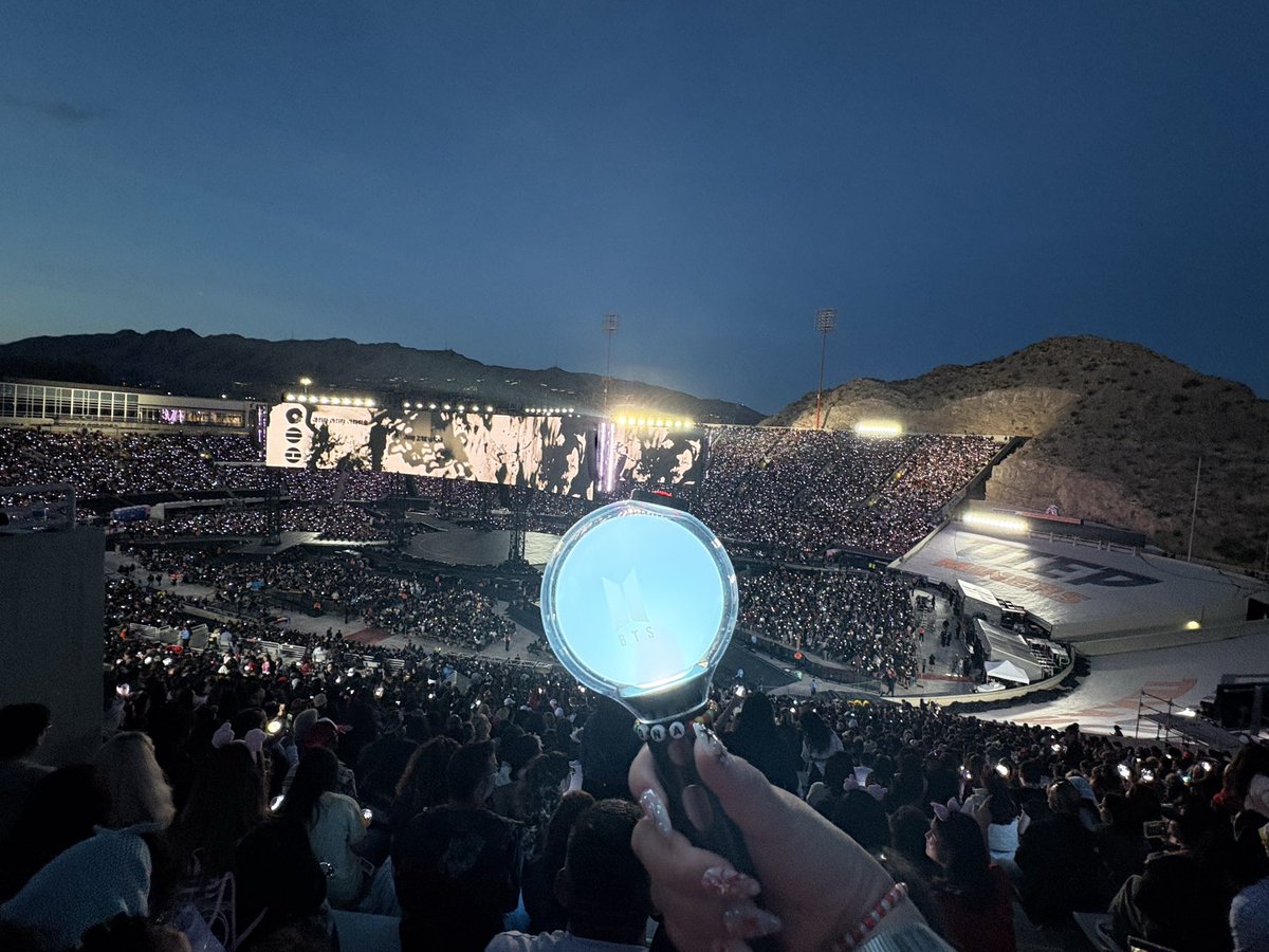 amberlude's tweet photo. Finally saw BTS 😭❤️😭❤️😭❤️😭😭😭😭😭😭😭😭 https://t.co/HHJRqAjGi8