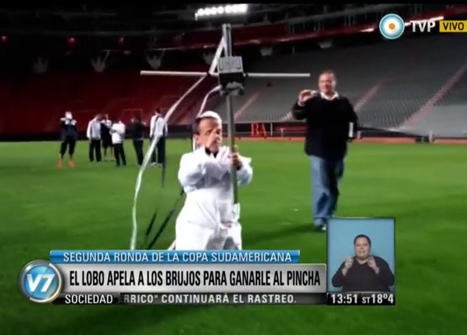 Ustedes eran chicos y quizás no lo recuerden pero en 2014 Gimnasia llevó a un brujo enano para que desengualiche el estadio Único en la previa a jugar con Estudiantes en la Copa Sudamericana de ese año.

Finalmente no sirvió de mucho porque terminó pasando Estudiantes.