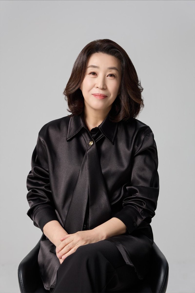 kdramahotgists's tweet photo. Our favorite Kdrama ahjumma 😂

I’ve never seen Kim Mi-kyung play a bad character in a Kdrama ever. She’s always on the good side 😭
Always playing a good mom ❤️❤️ https://t.co/HGI9A9u9EA