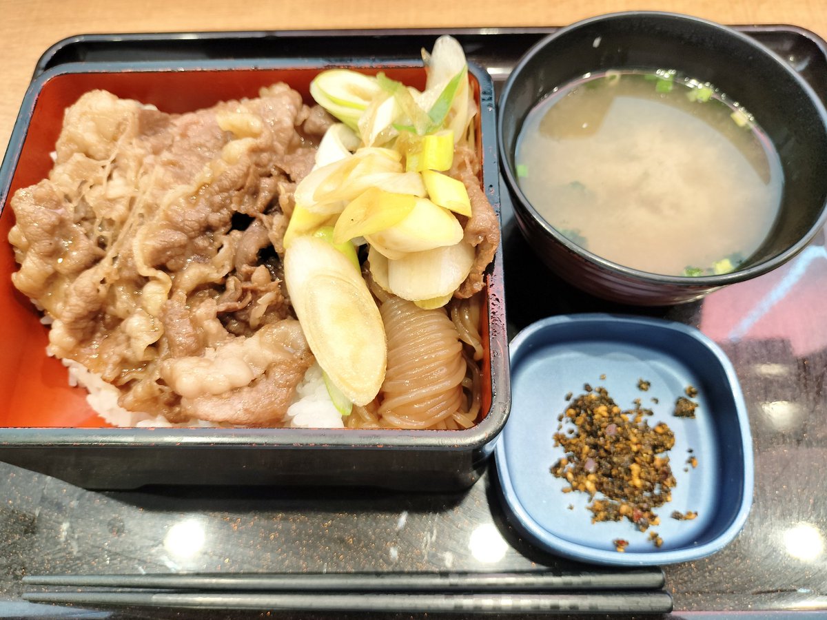 吉野家の絶品牛重🐮
「吉牛ファンに捧ぐ」と言われちゃうと食べざるを得ない😚

そりゃあ美味いよ国産牛だもの😋
1枚1枚噛み締め味わい、口の中が甘くなりすぎたところを、長ネギと生七味で締める

「絶品」に間違いなし🙆