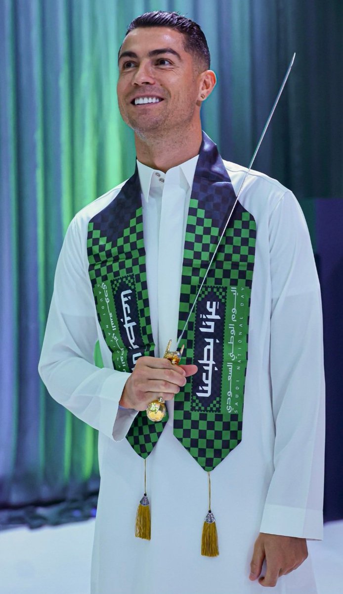 🔻
- إن أردته أيقونة مشروعنا الوطني
 للتسويق الرياضي .
- إن أردته كثراء تجربة وخبرة فنية
 ومتعة بصرية تهديفيه .
- إن أردته واصفاً ومتحدثاً كقوة ناعمه
 ومؤثرة عالمياً .
- أينما إتجهت فهذا البراند الدولي يُجسّد السطوة والدهشة في أبهى وأرقى تجلياتها .
#كربستيانو_رونالد
💛💙