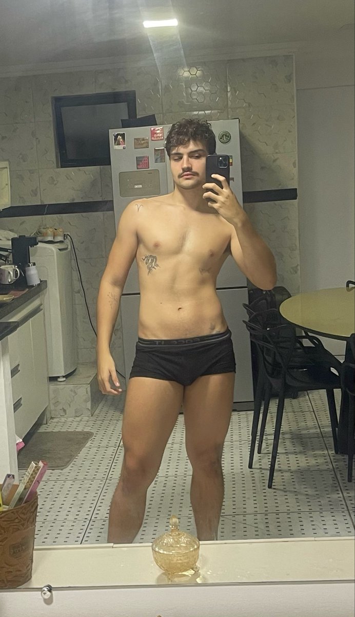 Matheusdmtc_'s tweet photo. Nem parece q peguei chuva indo pra academia hoje 🤡 https://t.co/Bzd3lywkGn