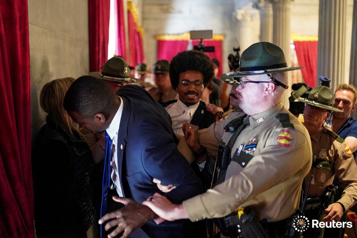 corinne_perkins's tweet photo. Democratic state representative Justin J. Pearson and his brother KeShaun Pearson are removed from the gallery after taking part in a silent sit-in protesting redistricting efforts by the state's Republican leadership in Nashville, Tennessee. Photo by @Seth_Herald https://t.co/izoPKoPHun