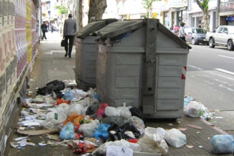 Cuestor23's tweet photo. La Teoría de las Ventanas Rotas (Broken Windows Theory) afirma que si el entorno físico de un barrio está descuidado (infraestructura rota, basura acumulada, grafitis, edificios abandonados, maleza sin cortar, etc.), las personas perciben que “a nadie le importa” y, por tanto, cuidan menos el espacio y a la comunidad. En otras palabras: Un pequeño signo de desorden (una ventana rota que nadie arregla) actúa como señal de que las normas sociales no se cumplen.
Esa señal invita a más desorden (más ventanas rotas, más basura, más vandalismo).
Con el tiempo, la gente deja de vigilar, de denunciar o de cuidar el barrio porque siente que “total, da igual”.
Esto genera un círculo vicioso que puede derivar en más delincuencia y deterioro social.
Describe perfectamente lo que ha ocurrido en Montevideo por la desidia de la Intendencia en cumplir con sus cometidos esenciales.