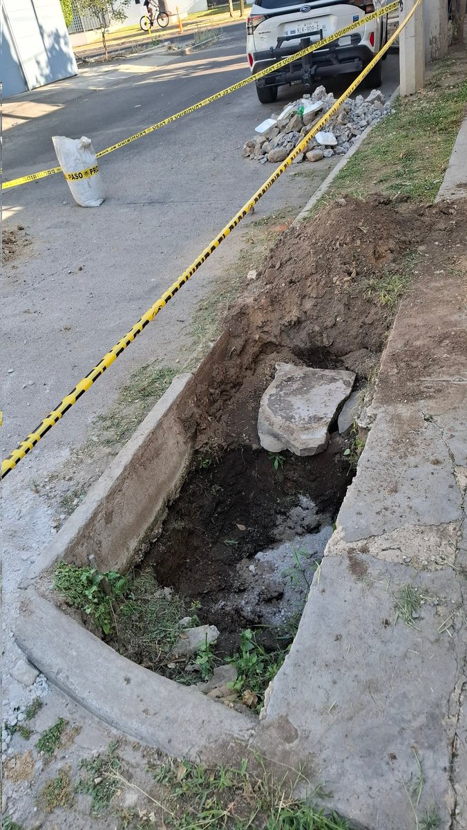 payan555's tweet photo. @siapagdl le pedimos de su apoyo para concluir de trabajo que dejaron pozos peligrosos para peatones y tránsito vehicular. En colonia @vallartanortesl Además huele a drenaje y esta creando plaga de mosquitos. Gracias  @GuadalajaraGob @GobiernoJalisco https://t.co/ptDhyFleFg