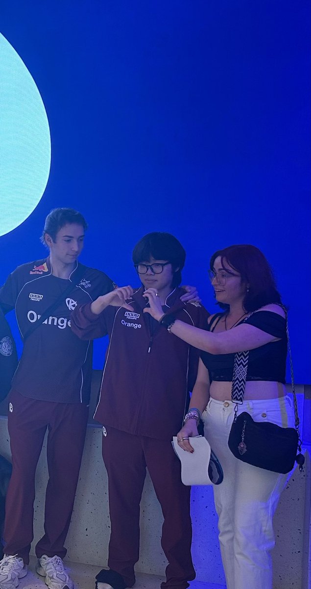 daehsky_'s tweet photo. The sequence of pics of how kyeahoo looked like a lost child and busio didn’t want to join the heart pic, next time you owe me a heart pic king @Busio 🗣️ https://t.co/JECOReg98y