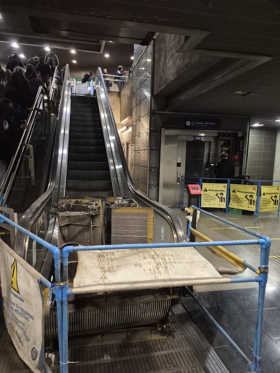 MacaMacca's tweet photo. Pregunta seria: Qué pasa en Gruta de Lourdes que siempre están malas las escaleras y el ascensor? El ascensor lleva días malo, igual que la escalera de más abajo. Hoy hay dos escaleras más sin funcionar @metrodesantiago @Muni_Stgo @munquintanormal @karydelfino https://t.co/Pnh8LWixdt