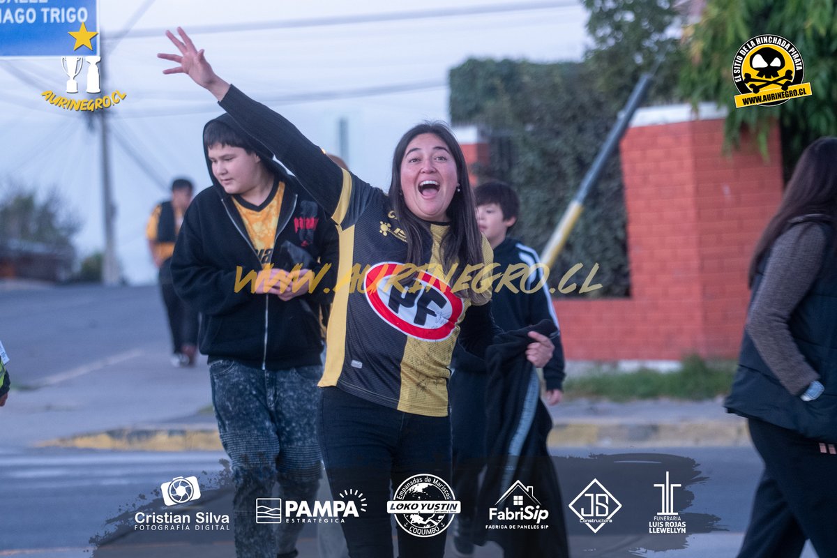 AurinegroCl's tweet photo. GALERÍA | 🎶 Llegan los piratas al tablón 🎶

@coquimbounido  🆚 @Universitario 

📸 Cristian Silva Guzmán

#Libertadores #GloriaEterna #coquimbo #coquimbounido #aurinegrocl https://t.co/Ca1ECSKKU7