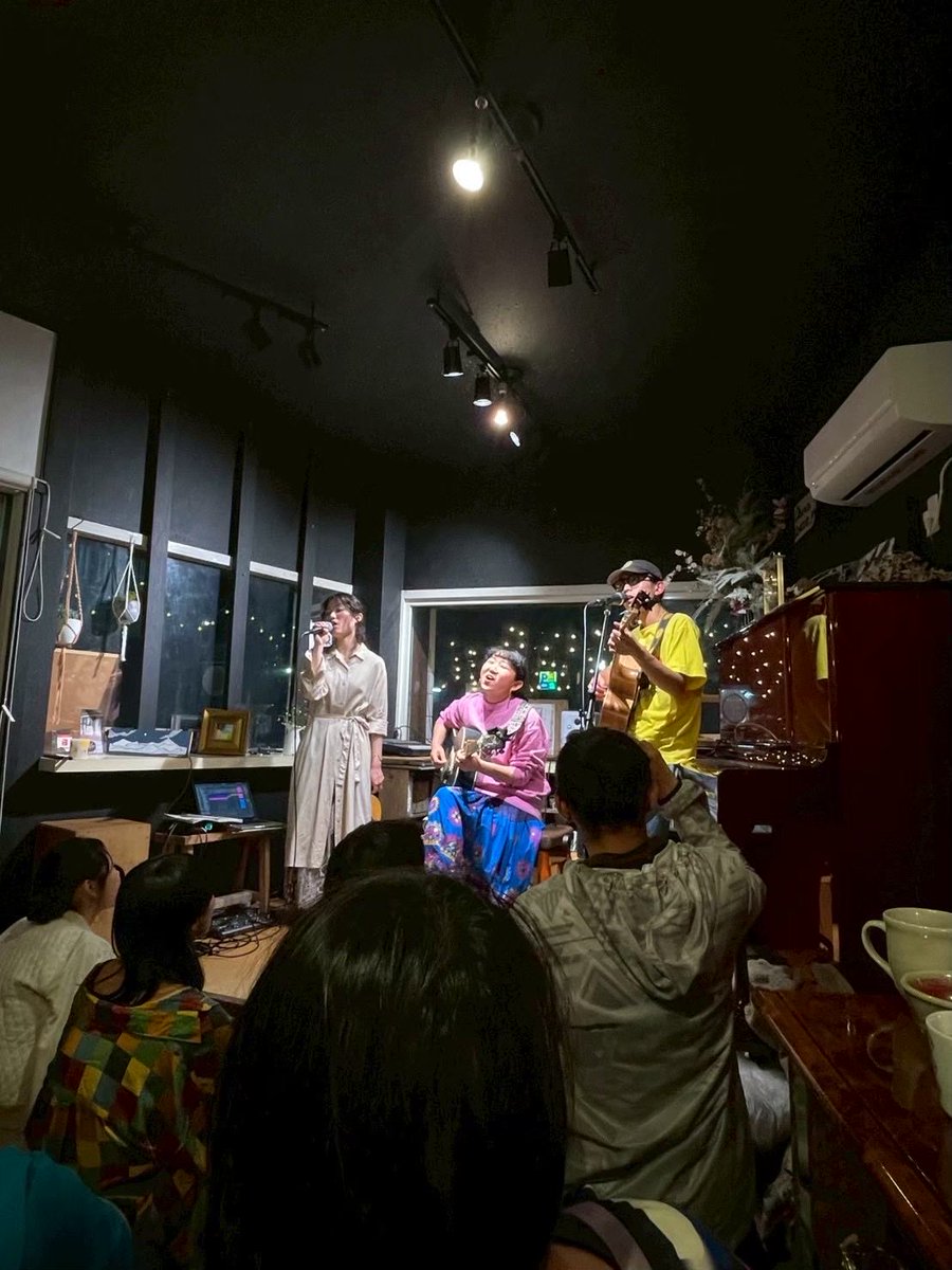 hrk_arc's tweet photo. 本日5/8（金）はこちら

「渉り鳥と安ら木」🌳🕊️

1年ぶりに素敵なお二人と3マンライブ

温もりのある可愛らしい空間で昨年も
お客様と共に楽しいひとときでした！
photoは昨年のリハ＆本番📷

本日の様子も後ほどこちらのアカウントでもお届け予定です♪♪ https://t.co/fofKsNWwWv