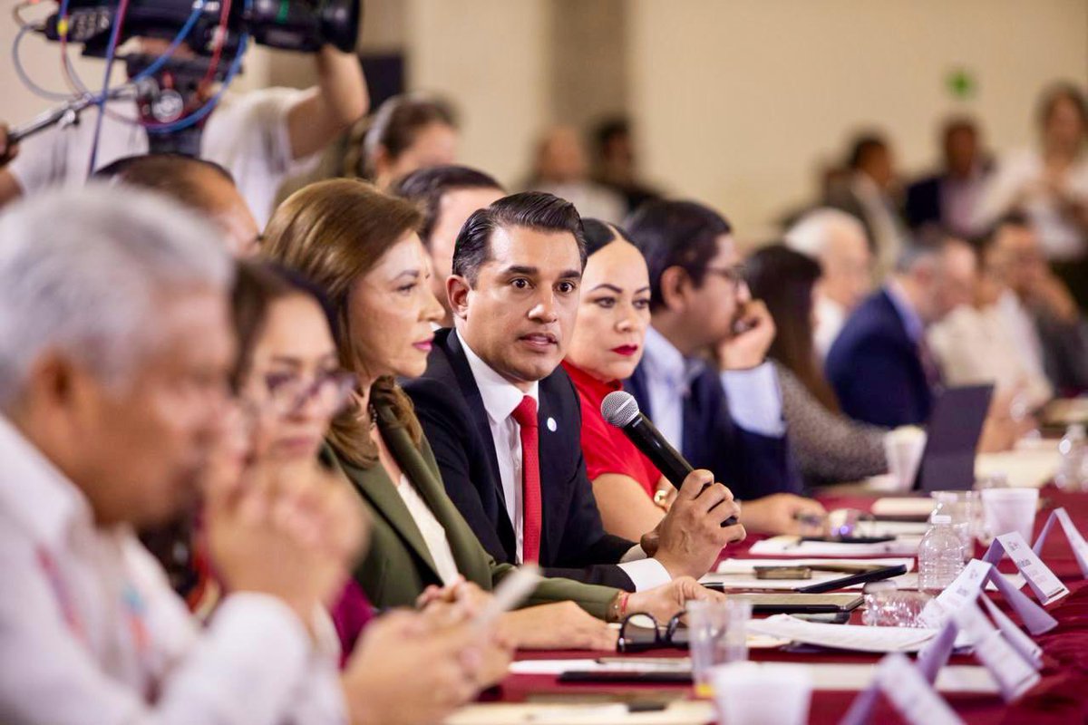 FroylanGamezG's tweet photo. El bienestar de las niñas y los niños es la prioridad en cada decisión. 🤝🗓️

Fue un gusto coincidir con el secretario de Educación Pública @Mario_Delgado en la LXVI Reunión del Consejo Nacional de Autoridades Educativas.

En atención a los acuerdos del encuentro y con el respaldo del gobernador @AlfonsoDurazo, en #Sonora ajustamos el calendario escolar del ciclo 2025-2026. 

#CONAEDU