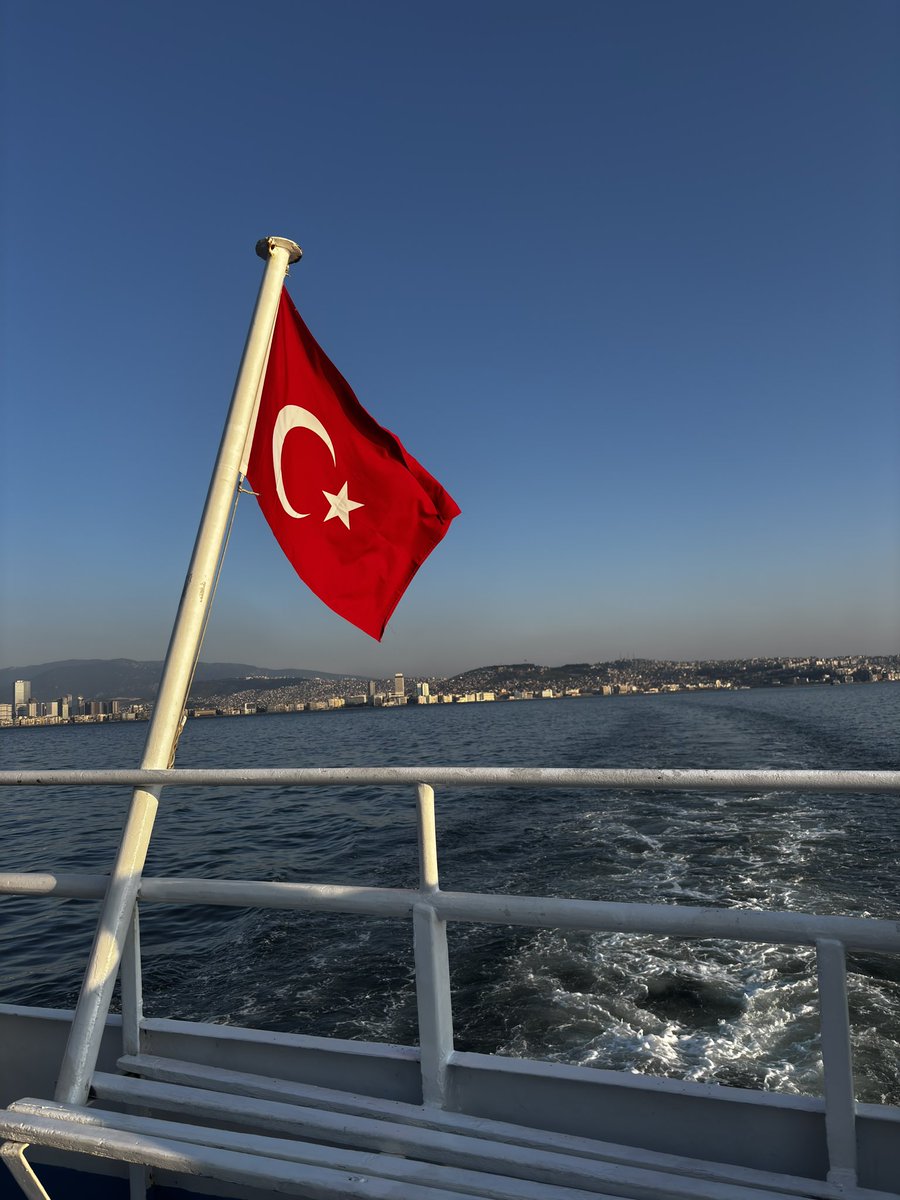 ErenKurtulus16's tweet photo. Dalgalandığın yerde ne korku, ne keder...
Gölgende bana da, bana da yer ver.
Sabah olmasın, günler doğmasın ne çıkar:
Yurda ay yıldızının ışığı yeter. https://t.co/HKD3aHCH7v