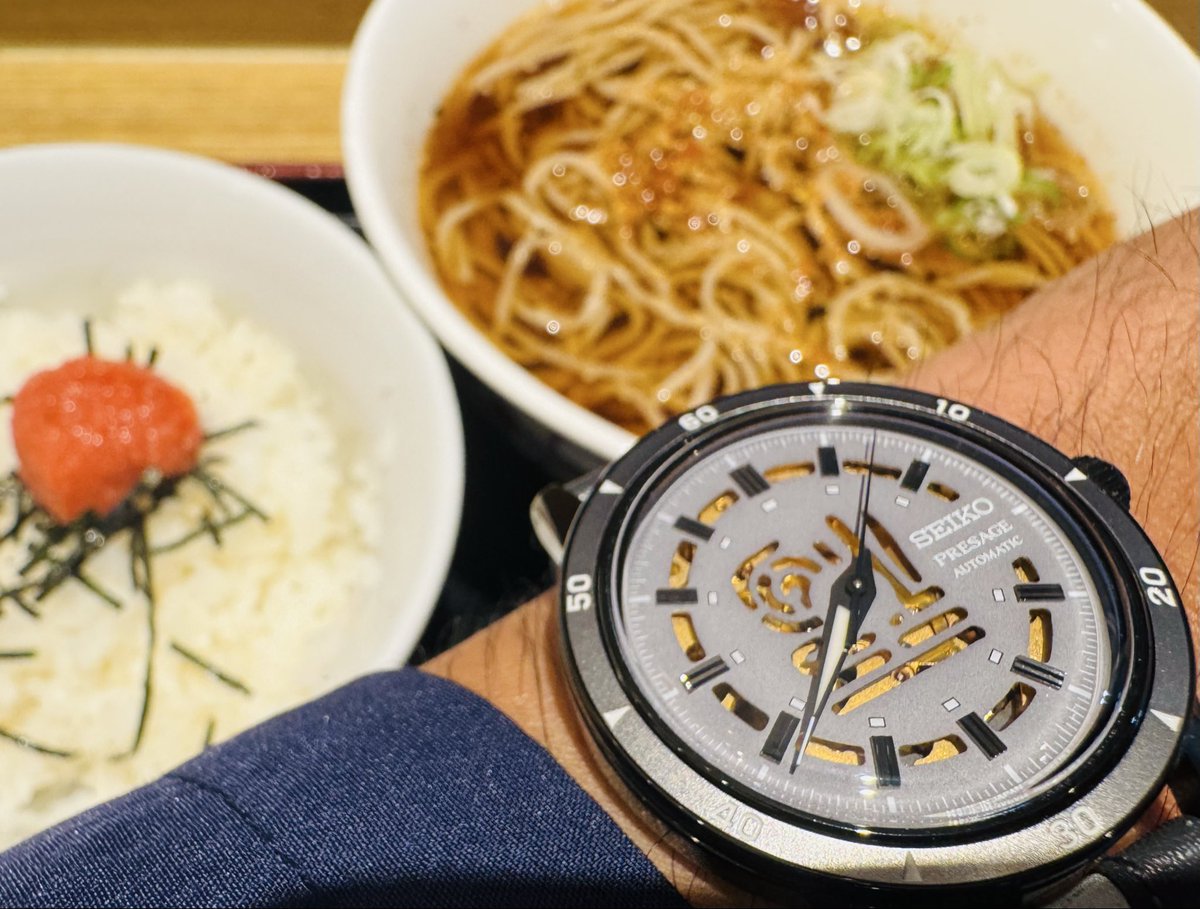 OMEGAswatch9's tweet photo. 暑くなると聞きTシャツとジャケットで
出勤したのですが新幹線の中で眠っていたら
キンキンに冷え切ってました。

温蕎麦&amp;明太子ご飯で暖まります。

【2026年麺類カウンター】
蕎麦30、うどん12、ラーメン22、油そば14

#SEIKO
#Presage
#SETAGAYABASE https://t.co/5Z3wIuOnl7