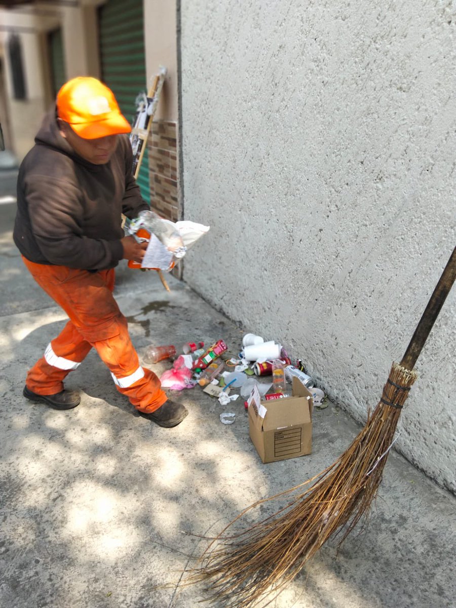 AccionesBJ's tweet photo. Buenas tardes @ReportandoCDMX1, en atención a tu reporte, te informamos que equipo de #DGSUBJ recolectó la basura que nos señalaste.
Continuamos trabajando para mantener las calles limpias y seguras. https://t.co/Nw6Waasm1B
