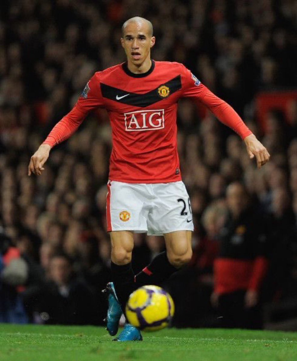 O Manchester United vendeu Cristiano Ronaldo para o Real Madrid em 2009.

E os Glazers tiveram a ‘brilhante’ ideia de contratar Obertan, ao lado de Antonio Valencia, como substitutos.

Inacreditável.