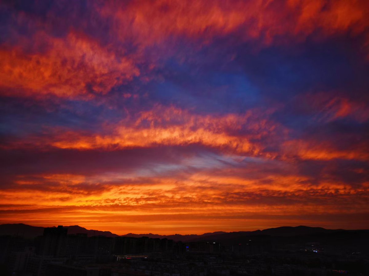 LesGo07807109's tweet photo. Fire clouds, beautiful views https://t.co/74hUoPshmh