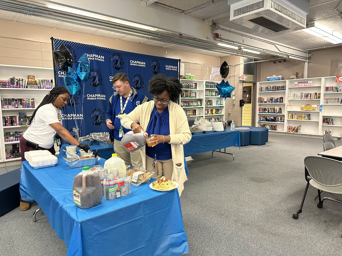 MiddleChapman's tweet photo. Huge thank you to the Hampton Cove Middle School PTSA and Taco Mama for providing lunch for our teachers today! 🌮💙 We appreciate your generosity and support during Teacher Appreciation Week! #TeacherAppreciationWeek https://t.co/FCMMMhmrT3