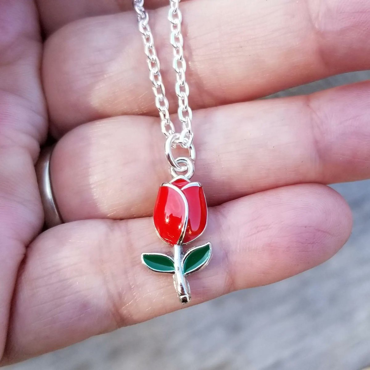 TrendingNowGift's tweet photo. Silver Red Tulip Pendant Necklace #jewelry #necklace #tulip #tulips #tulipjewelry #tulipnecklace #redtulip #redtulips #floraljewelry #springflowers #handmadejewelry #giftsforher #etsy 
 
 https://t.co/n6uR3wZCMo via @Etsy https://t.co/6Z6Uey8oaa