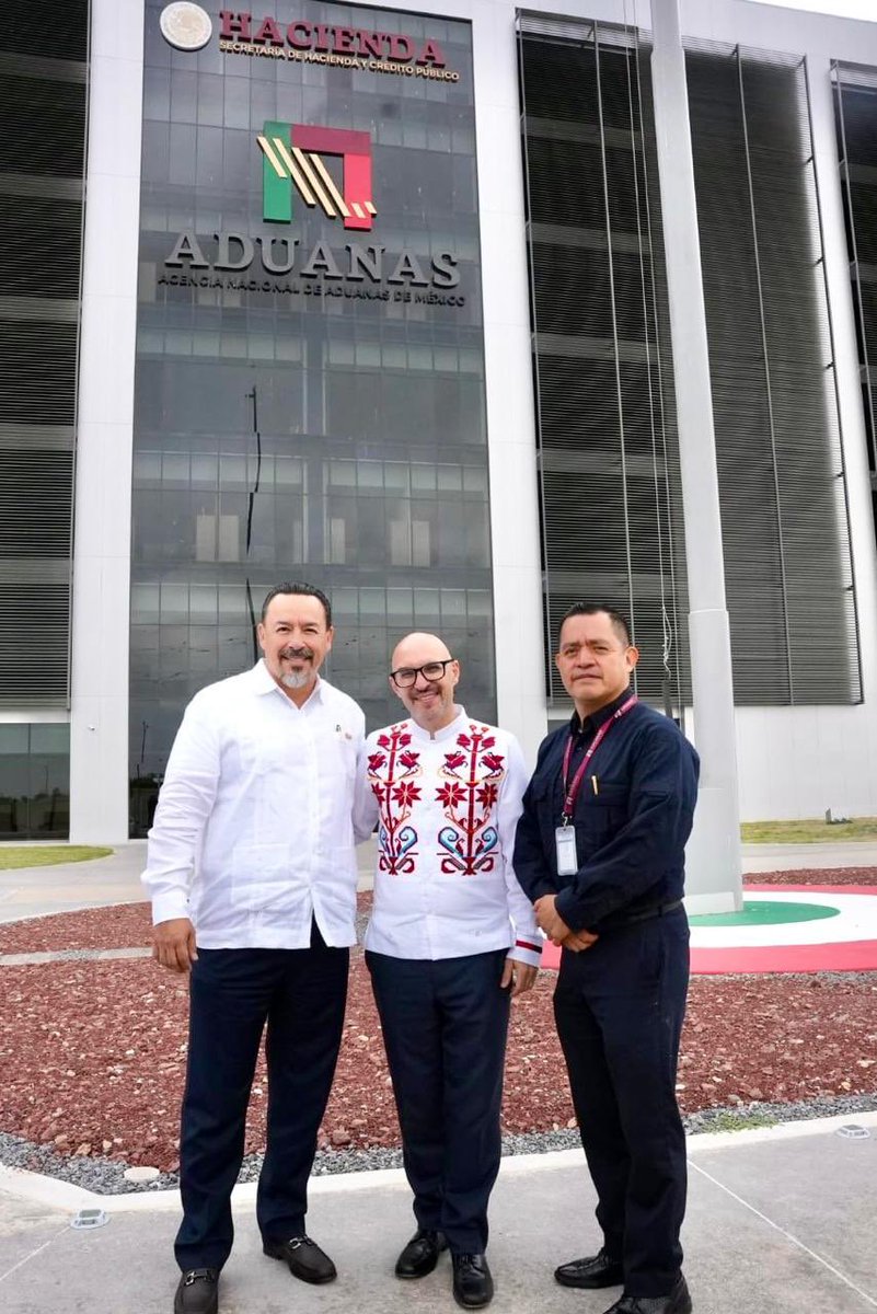 index_nacional's tweet photo. Nuevo Laredo, Tamaulipas | Recorrido por la Nueva Agencia Nacional de Aduanas

En representación de @humbertom_index,  presidente de #indexNacional, Enrique Morán, presidente de @indexnld, sostuvo una visita de trabajo con @octaviodlatorre, presidente de @CONCANACO, el Tte. Cor. Erick Salinas, Administrador de la Aduana de Nuevo Laredo, así como Agustín Duarte, Presidente de CANACO en la ciudad y representantes de organismos empresariales de la región.

Durante el encuentro, se conoció la funcionalidad operativa, infraestructura, tecnología y el papel estratégico que jugará este nuevo complejo como principal cruce fronterizo del país 

Desde Index refrendamos nuestro compromiso de seguir construyendo puentes de colaboración institucional que impulsen un México más competitivo, eficiente y preparado para los retos del comercio global. 🤝🇲🇽