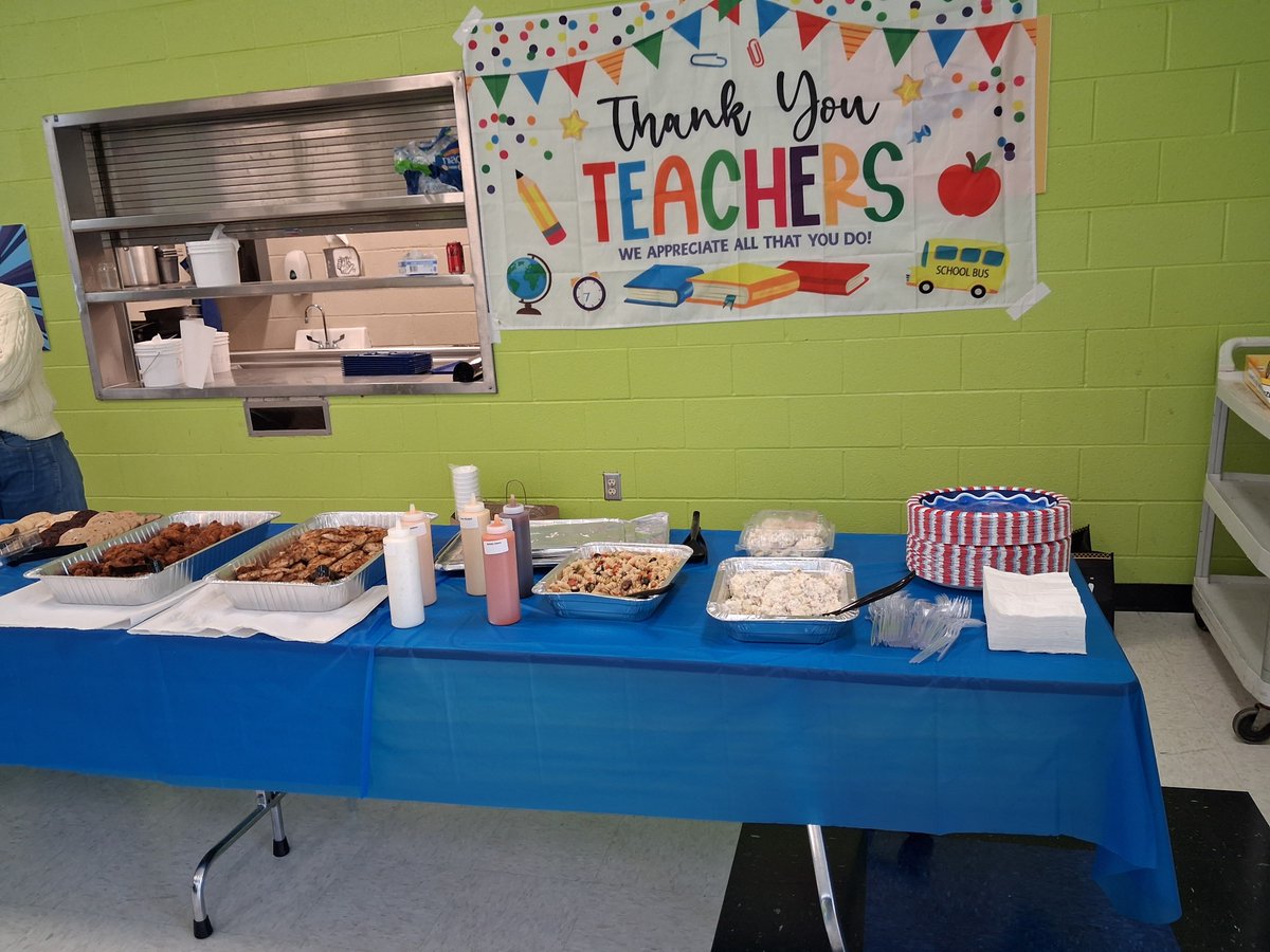 Lawndale_TPSD's tweet photo. It was a SUPER day! Thanks to our PTO for providing lunch from @superchix for our teachers and staff. #tpsd https://t.co/0Il32LQ3GX