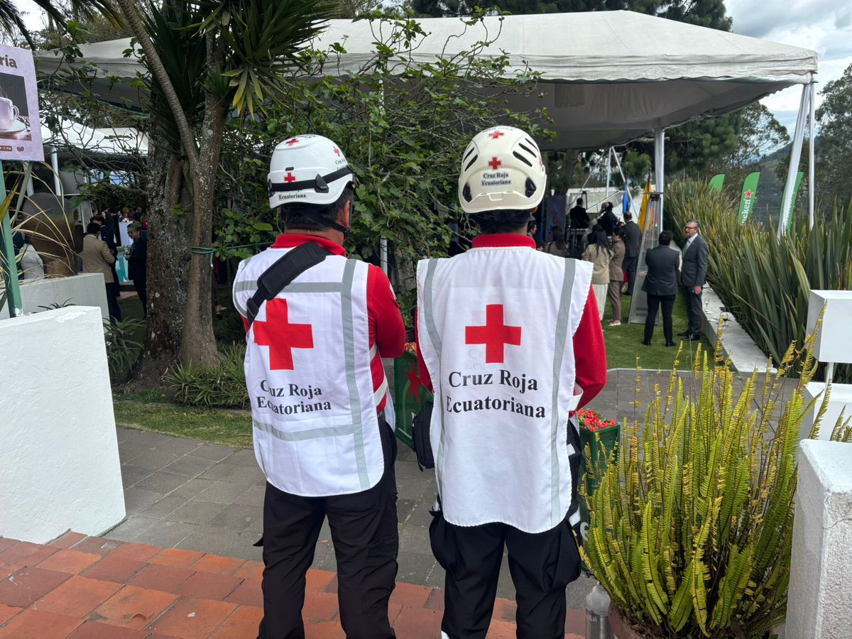 CruzPichincha's tweet photo. Nuestros cruzrojistas 💪🏻⛑️ está presentes en el evento #DíaDeEuropa 🌍, desarrollado en la 📍Capilla del Hombre, brindando primeros auxilios 🤕 y atención prehospitalaria 🚑 para garantizar la seguridad y bienestar de todos los asistentes ❤️.

#CruzRojaPichincha 🚨 https://t.co/pcdUn4zZAC
