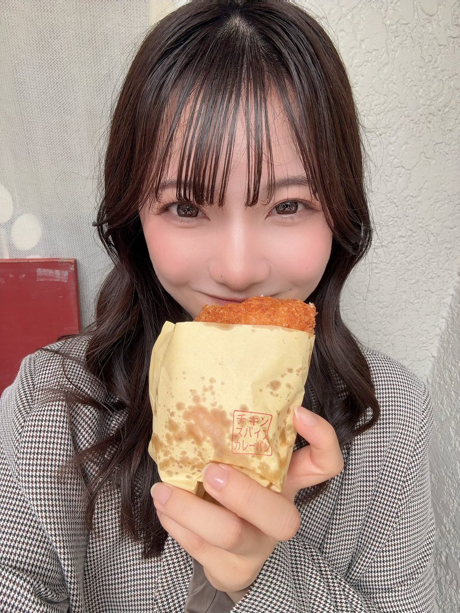 nakamata_miki's tweet photo. おはようございます🌱

東京カリ〜番長 メンバー、しまぱんさんのお店(三軒茶屋)に行ってきました！
人気No.1 はカレーパン🍛🍞
出来たてあつあつのパンはサクッもちっ！カレーもサラサラ系で本格的😳✨️

食パンとみかんジャムも買って
今朝、母と食べました🍊しあわせ(◜𖥦◝ )  
#なかまたカレー部 https://t.co/wxrA3OIBD8