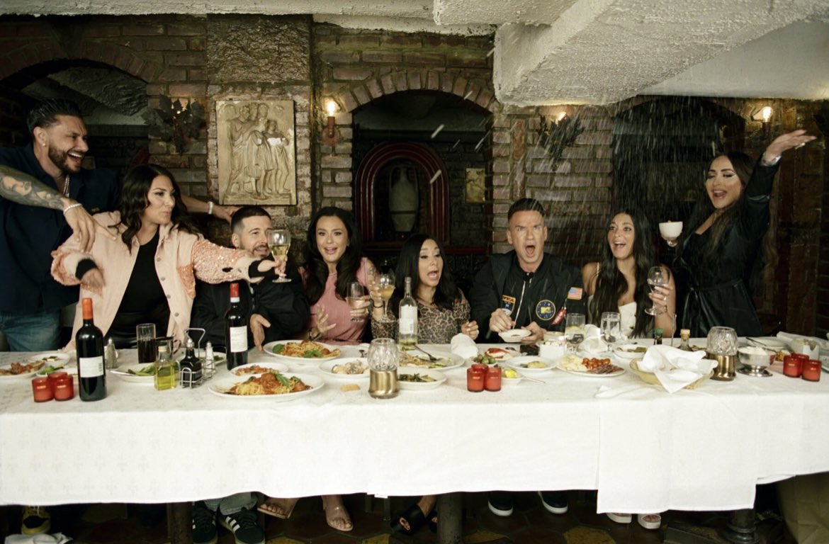 klovesrealitytv's tweet photo. The Last Supper…… #JSFamilyVacation edition!!!! @DJPaulyD @DeenaNicoleMTV @VINNYGUADAGNINO @JENNIWOWW @snooki @ItsTheSituation @SammiSweetheart @angelinamtvjs https://t.co/FRtwgbK0em