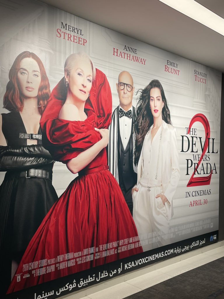 wanglmly's tweet photo. the devil wears prada https://t.co/MIi4ggbaPC