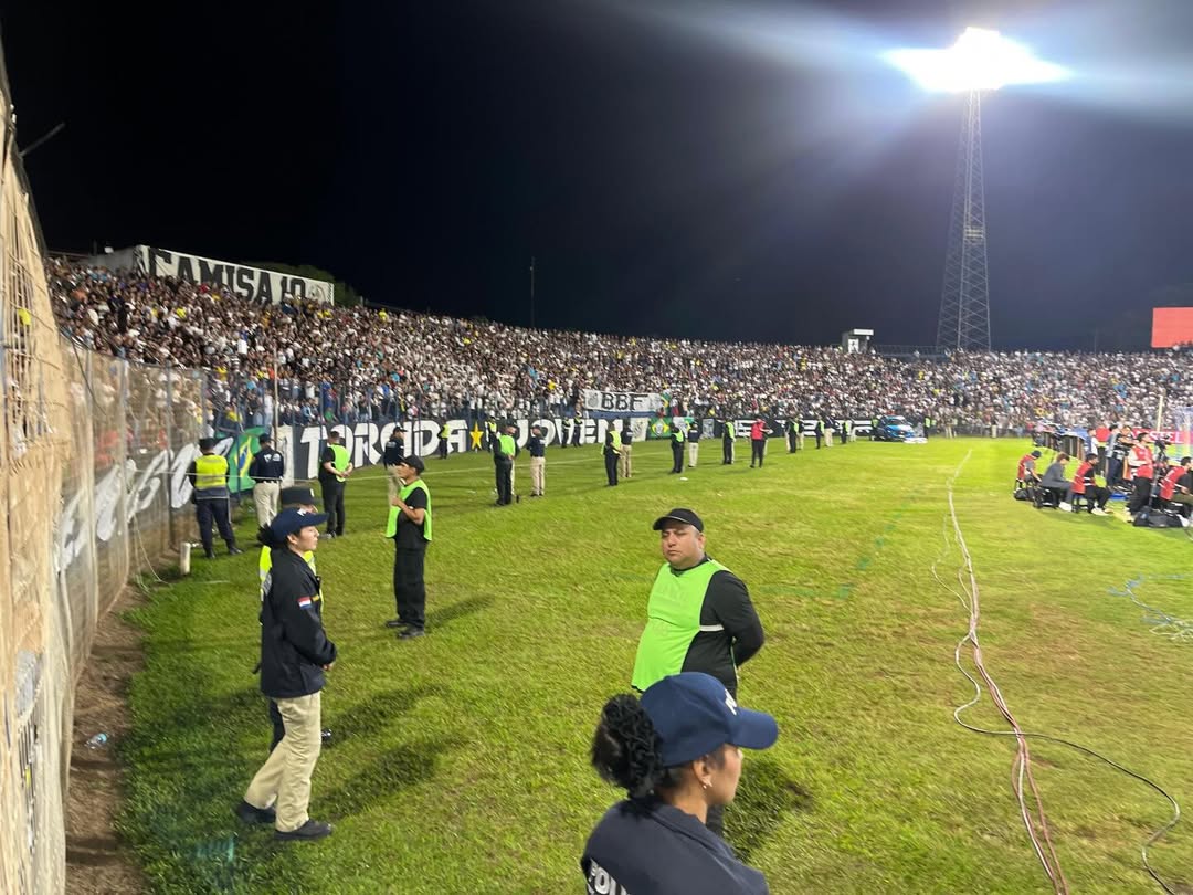 Torcida Jovem e demais torcedores do Santos em Pedro Juan Caballero, no Paraguai, na partida contra o Recoleta, pelo grupo D da Sul-Americana.