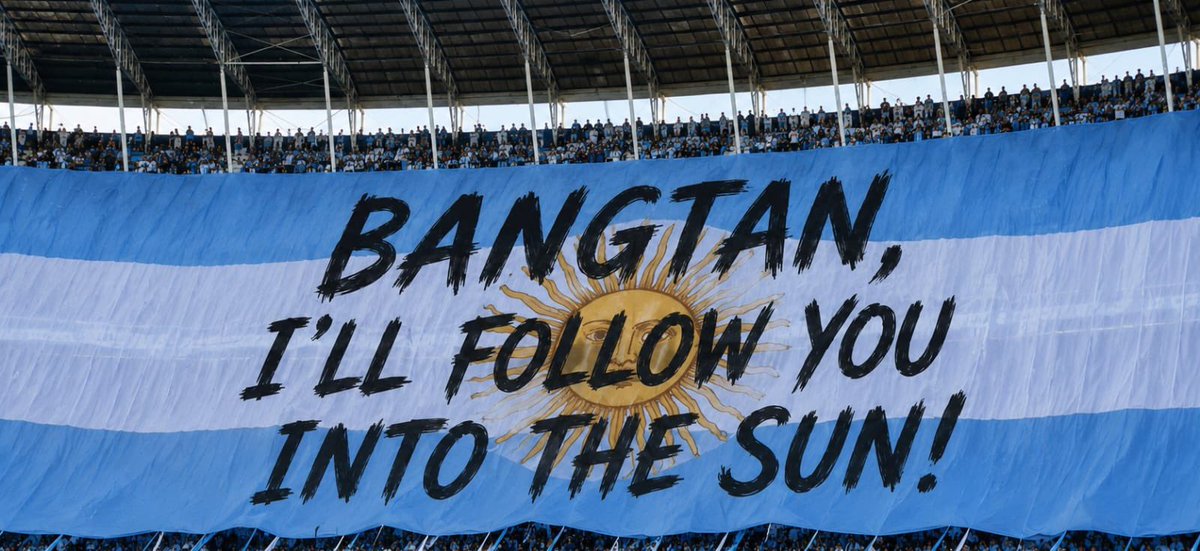 La bandera ARGENTINA tiene un sol de SUN no la francesa y es cultura futbolera argentina a parte se llama la cumbia de los TRAPOS por algo no, no le cumbie des CHIFFONS