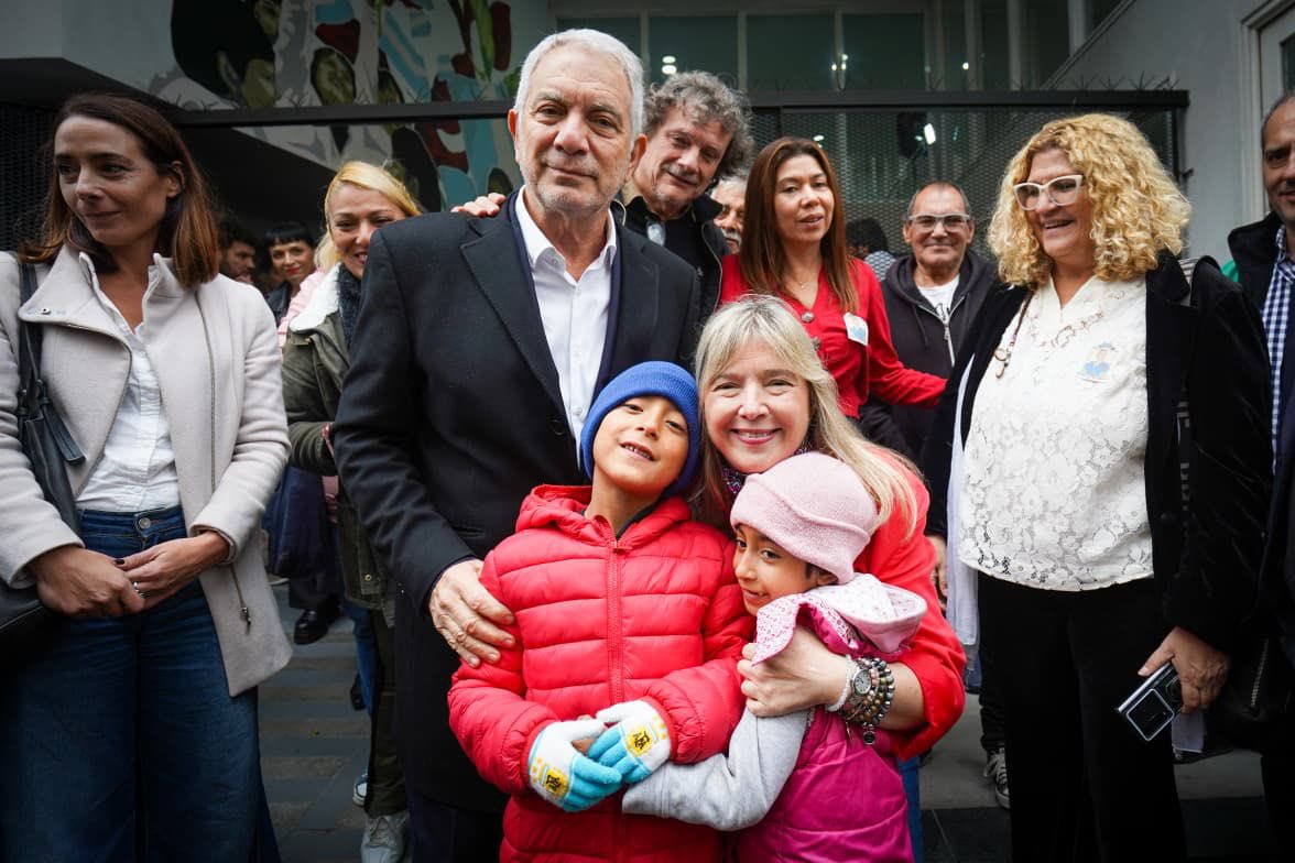 PJLaPlata16's tweet photo. Evita vive en el corazón del pueblo ✌️💙

Junto a los compañeros @Julio_Alak y @CrisAlvarezRod compartimos una jornada de homenaje a Eva Duarte de Perón. https://t.co/yPBROBSPJx