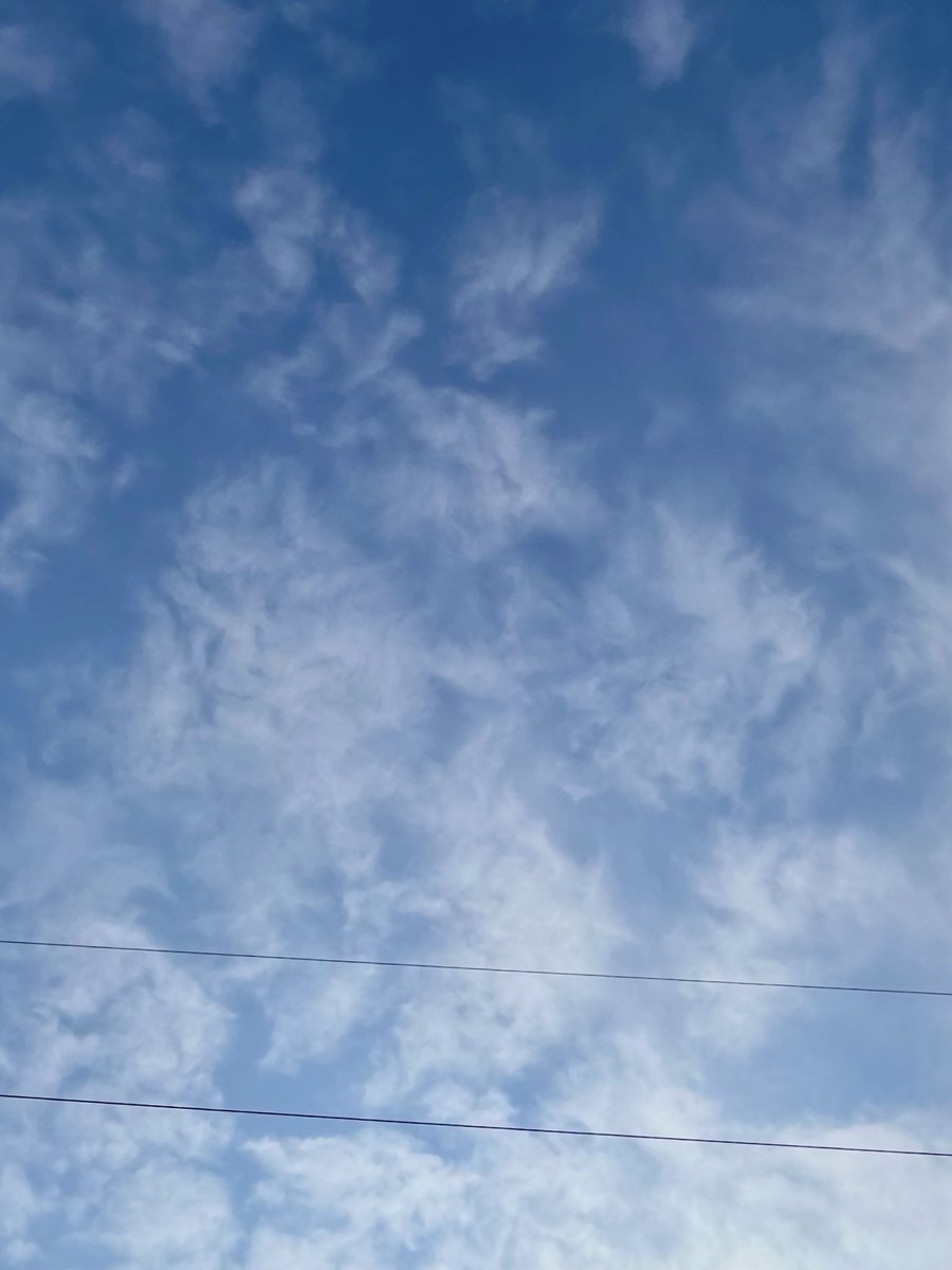 MouSanpo's tweet photo. 5月8日(金) 7:40
   おはようございます♪
    #あさそら  #東の空
  今日も25℃超予報、暑くなりそうです。
    #紙飛行機の日 
    #GoHigh  
    #行け空高く https://t.co/d2o2ERFj1o