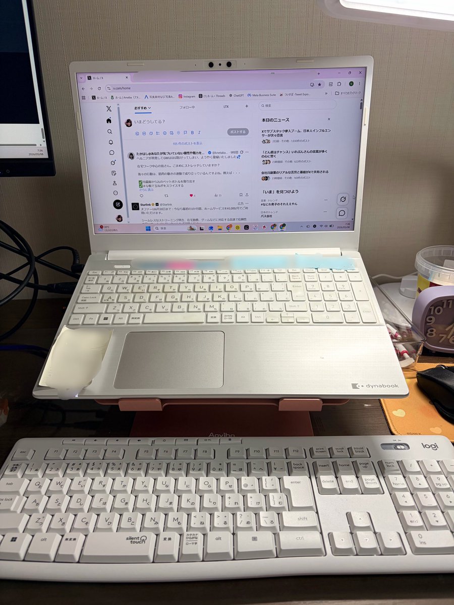 ju_ca_na's tweet photo. デスク環境改革で仕事効率アップ⤴️

在宅ワーク効率アップのためには、環境整備が大事ですよね😊

最近、仕事部屋の環境整備がマイブームです。
いや、前からずっとブームです。

今回は、外付けキーボードとノートパソコンスタンドを取り入れました❣️

ノートパソコンの備え付けキーボードは大概使いにくいので、外付けキーボードを増設すると良い。
というのが前から気になってました。

外付けキーボード増設の際は、ノートパソコンスタンドを一緒に使うと良い。
というのも。

外付けキーボードは、ロジクールのワイヤレスキーボード K295OW。

ノートパソコンスタンドは、アオビホAovihoの退紅色。

どちらもAmazonで。

使い心地がよさそうで色が好き、かつお試しで導入しやすい価格が決めてでした。

早速設置してみました。

まだ慣れないのですが、ノートパソコン付属のものよりも断然タイピングしやすくて、身体や目が前より楽。
良さそう😊

これからモニターやデスクライト、その他小物類の配置もあわせて、試行錯誤して馴染ませていきます☺️