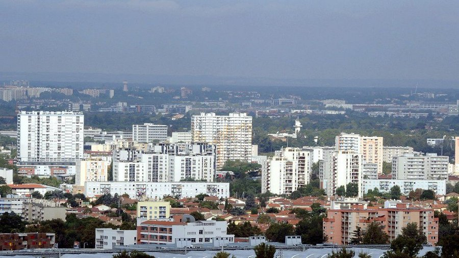 Vivre dans un quartier ne signifie pas qu'on est essentiellement pauvre, chômeur et un cas social.
Les gens aiment se mêler dans la foule pour vivre ensemble, en communauté. ou en copains d'enfance.
la banlieue est plus animée que le centre ville qui est mort quand les magasins