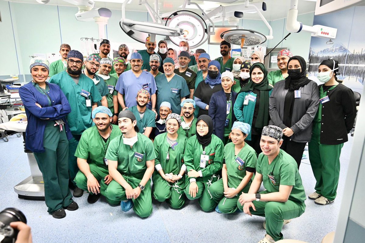 من العاصمة الرياض.. 

مشهد فخر يروي قصة إنجاز عالمي:

الفريق الطبي والجراحي السعودي بعد نجاح عملية فصل التوأم التنزاني "نانسي ونايس"، والتي استغرقت 16 ساعة.

-